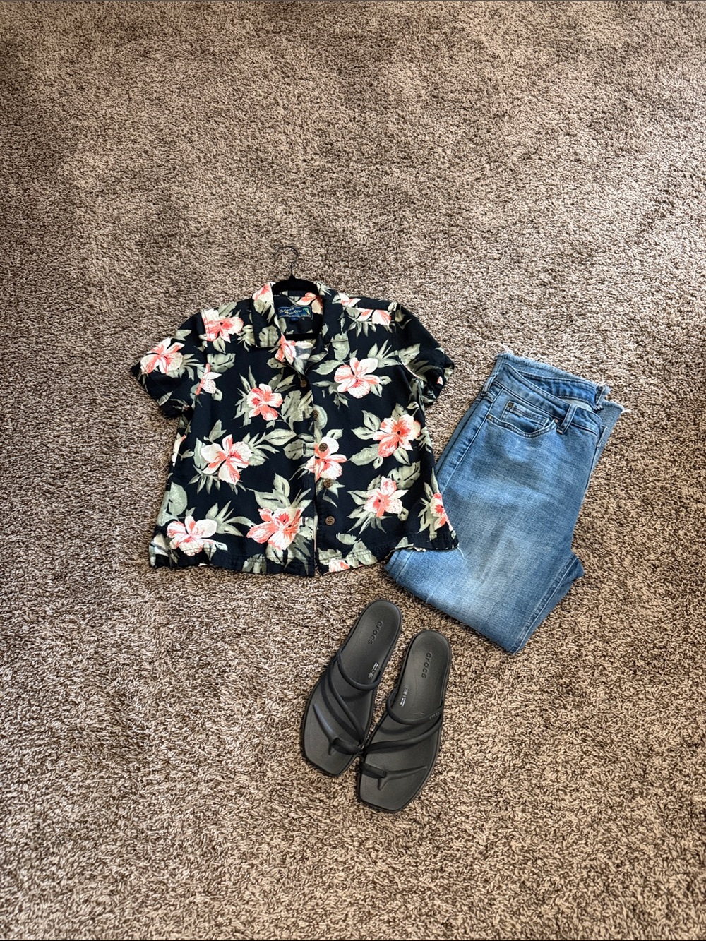 Women’s Black Floral Short-Sleeve Button-Up Shirt